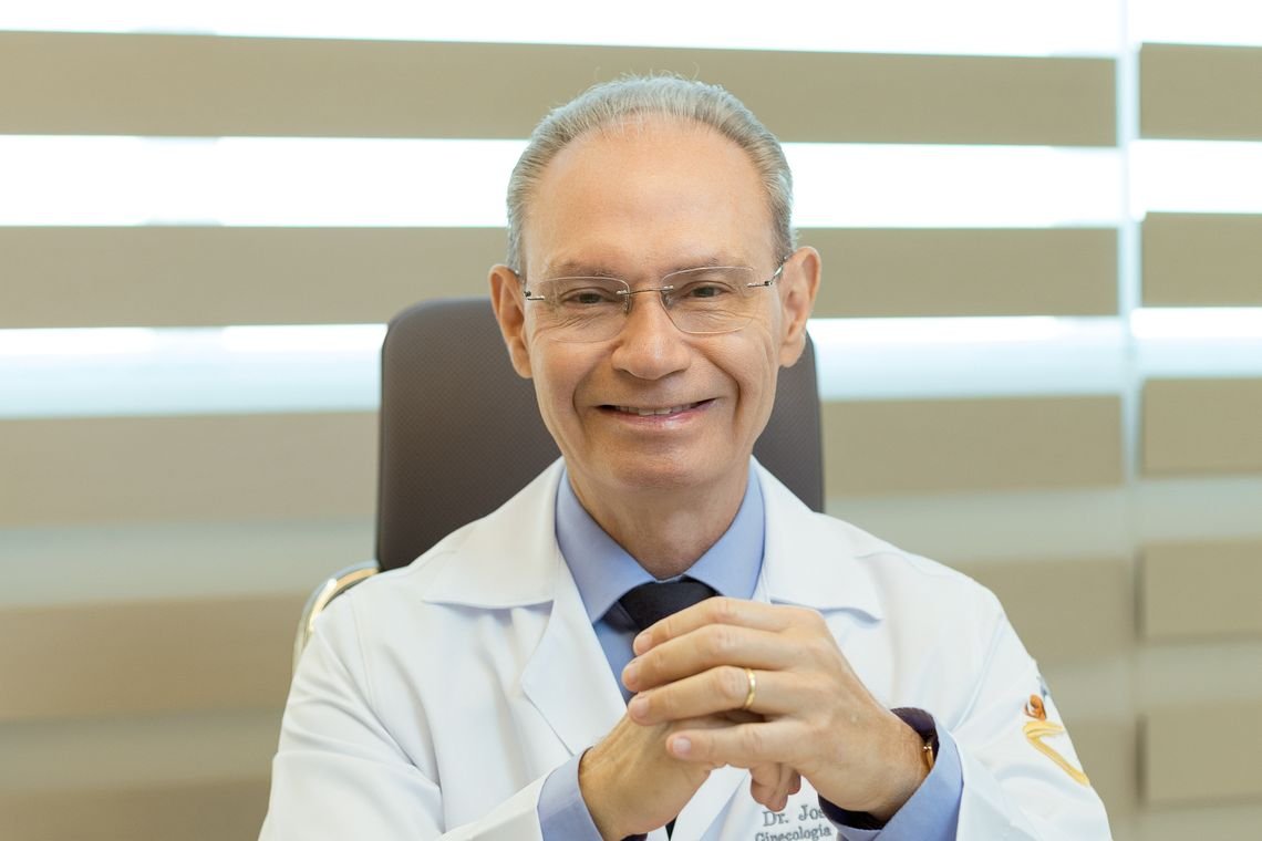 Dr. José Manoel no consultório